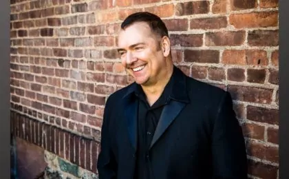 Jeff Alani Stanfill Vocal Coach standing against a wall